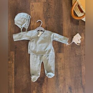 NWT Snug matching set in a green/blue color 0-3m